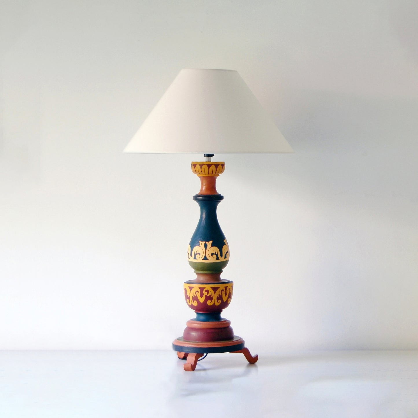 Traditional Tripod Lamp